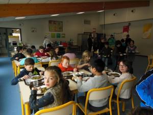 Premier repas au self du primaire