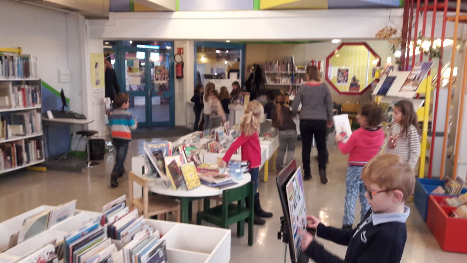 Un raconte-tapis à la bibliothèque! – Ecole St Joseph Saint Révérend